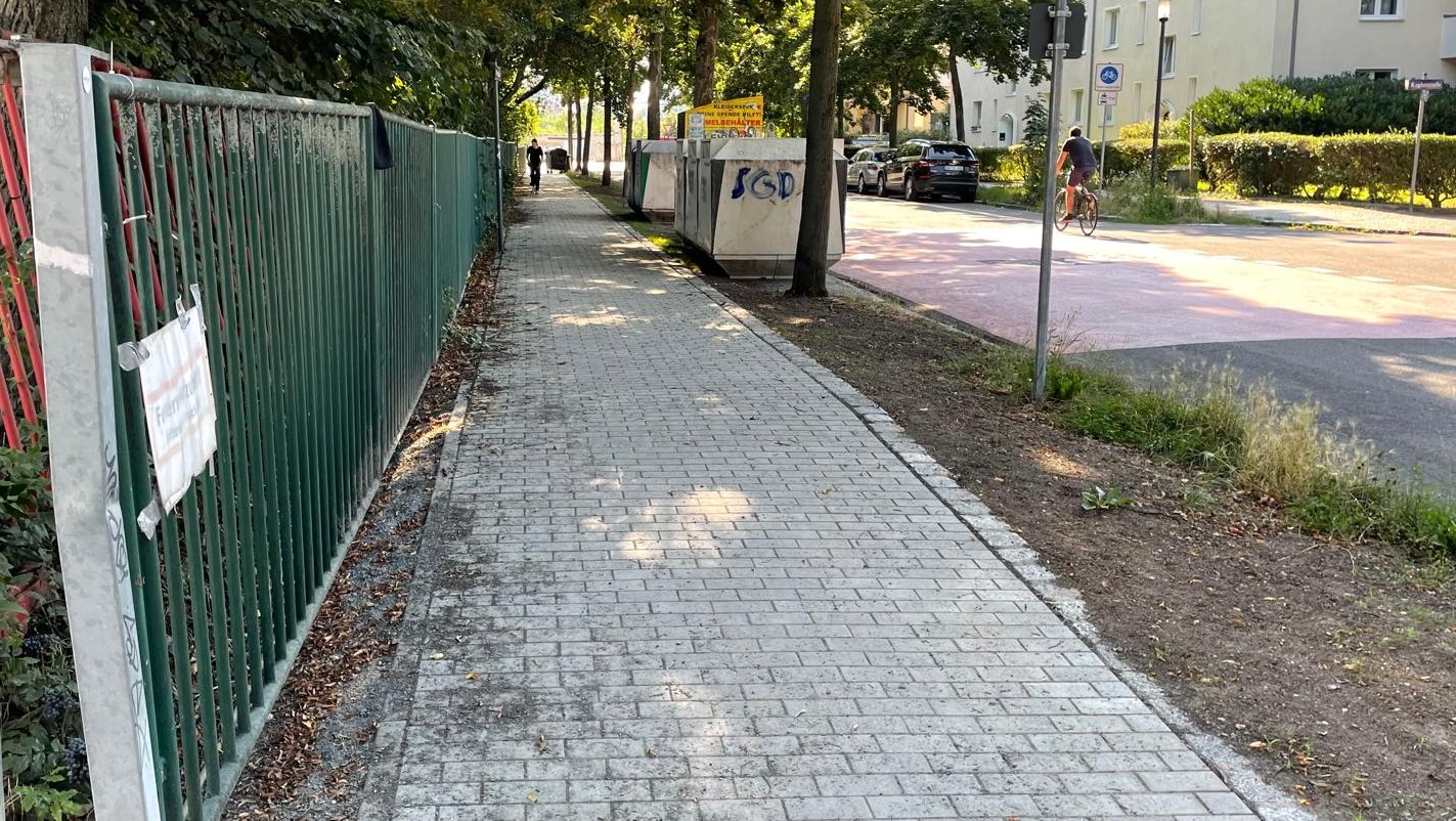 240718 Außen Prossener Str - neuer Gehweg ab Ende Einfahrt Neubau zoom